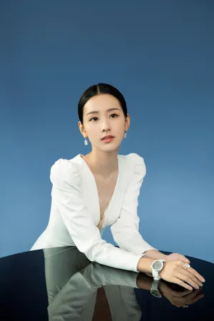 陈都灵深V白裙优雅写真图片_4