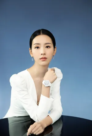 陈都灵深V白裙优雅写真图片_7