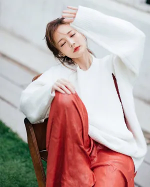 李一桐白色毛衣慵懒写真图片