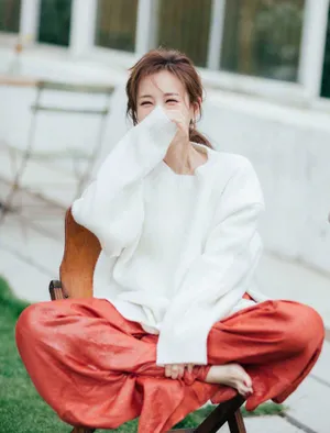 李一桐白色毛衣慵懒写真图片_2