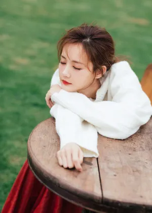 李一桐白色毛衣慵懒写真图片_3