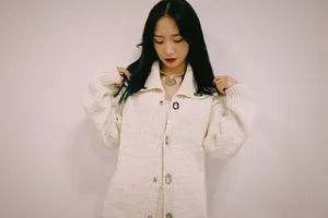 孟美岐元气俏皮自拍照图片