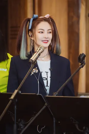 张雨绮挑染双马尾甜美养眼图片_8