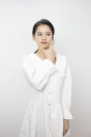 张婧仪白裙清秀甜美写真图片