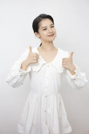 张婧仪白裙清秀甜美写真图片_1