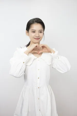 张婧仪白裙清秀甜美写真图片_2