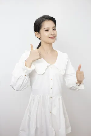 张婧仪白裙清秀甜美写真图片_3