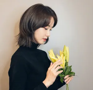 林允儿黑色毛衣简约画报写真图片_5