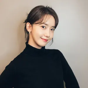 林允儿黑色毛衣简约画报写真图片_8