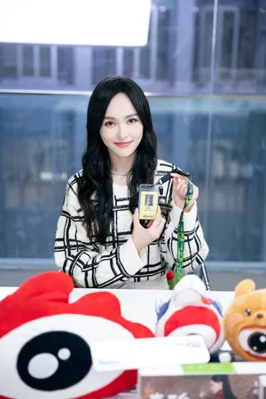 唐嫣卷发甜美直播活动照图片