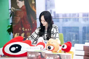 唐嫣卷发甜美直播活动照图片_2