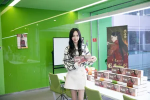唐嫣卷发甜美直播活动照图片_4