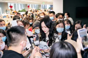 唐嫣卷发甜美直播活动照图片_5