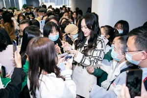 唐嫣卷发甜美直播活动照图片_6