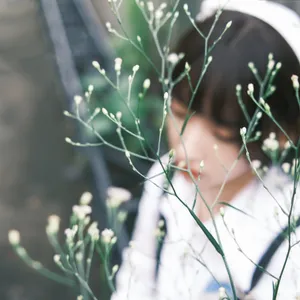 程潇白色头巾短裙甜美写真图片_1