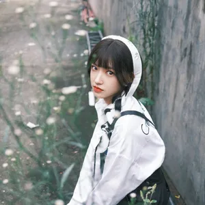 程潇白色头巾短裙甜美写真图片_4