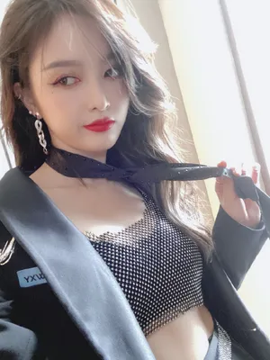 吴宣仪吊带红唇妩媚性感图片_6