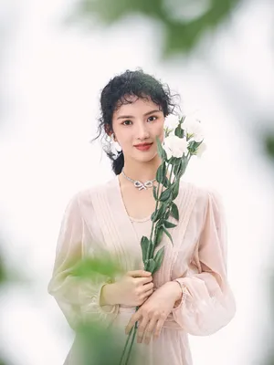 刘些宁白裙优雅性感写真图片_2