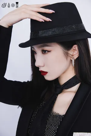 火箭少女101黑白西服酷美写真图片