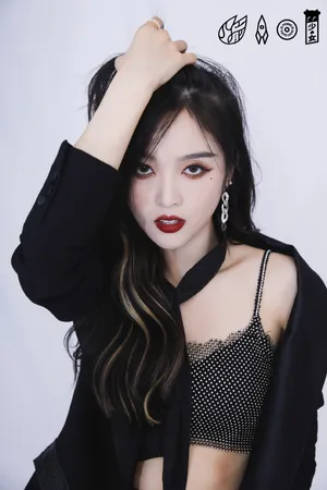 火箭少女101黑白西服酷美写真图片