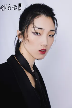 火箭少女101黑白西服酷美写真图片_4