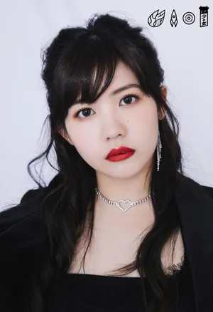 火箭少女101黑白西服酷美写真图片_5