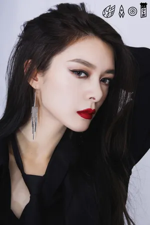 火箭少女101黑白西服酷美写真图片_9