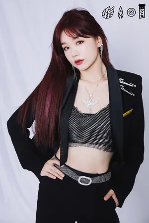 火箭少女101黑白西服酷美写真图片_10