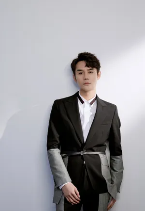王凯黑色西装帅气写真图片第5张