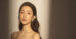 王瑛瑛露肩裙性感写真图片