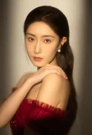 王瑛瑛露肩裙性感写真图片_3