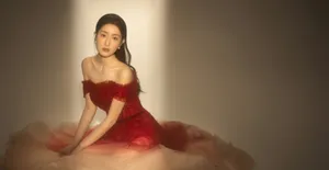 王瑛瑛露肩裙性感写真图片_4