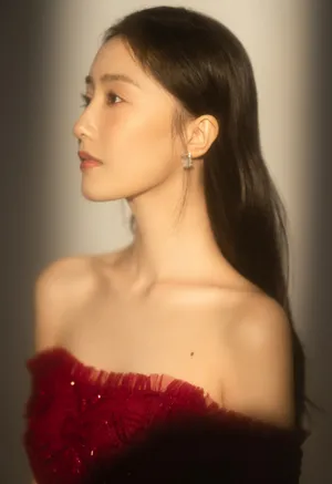 王瑛瑛露肩裙性感写真图片_5