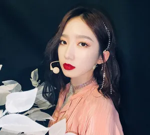 孟美岐红唇魅惑写真图片