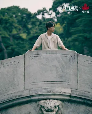 黄轩《时尚旅游》7月封面写真_6