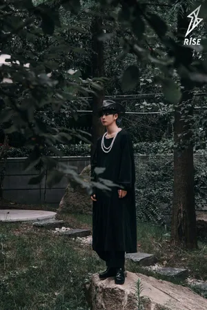 周震南黑色长袍时尚大片写真图片