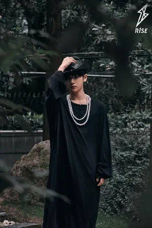 周震南黑色长袍时尚大片写真图片_3