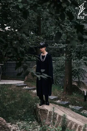 周震南黑色长袍时尚大片写真图片_4