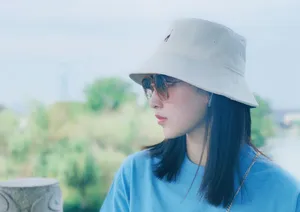 杜雨宸渔夫帽清爽养眼写真图片