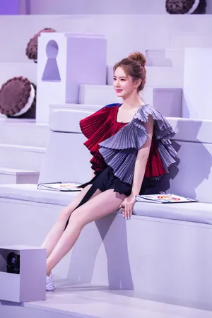 戚薇优雅靓丽综艺剧照图片_11