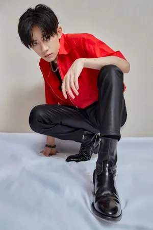 易烊千玺红衣少年帅气写真图片