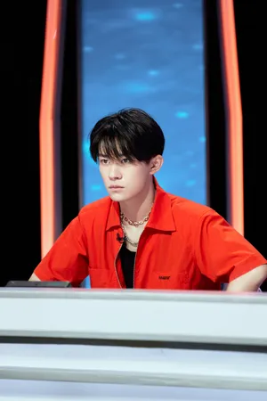 易烊千玺红衣少年帅气写真图片_8