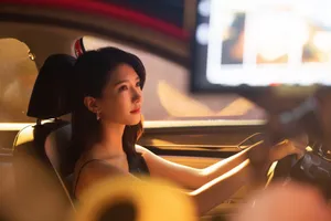 江疏影吊带裙光影广告大片写真图片