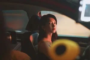 江疏影吊带裙光影广告大片写真图片_2