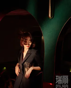 佟丽娅复古性感大片写真图片