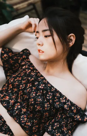 薇薇安性感露肩写真图片_1