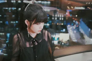 赖美云初夏连衣裙自拍照图片