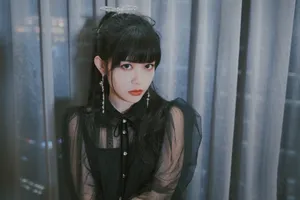 赖美云初夏连衣裙自拍照图片