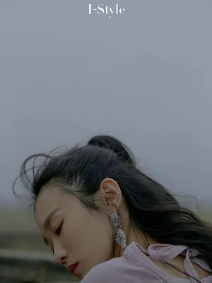 黄尧淡紫绸缎长裙飘逸写真图片