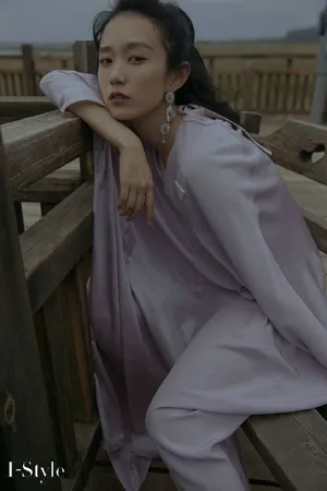 黄尧淡紫绸缎长裙飘逸写真图片_2